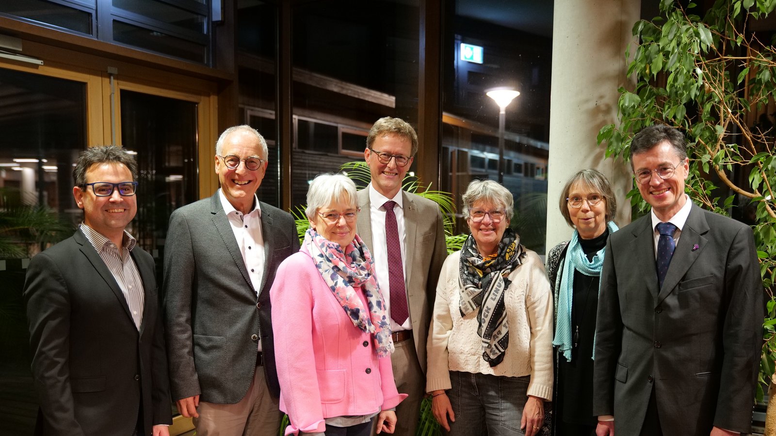 Blicken trotz herausfordernder Zeiten zuversichtlich in die Zukunft des Kirchenbezirks (von links): Dekansstellvertreter Dr. Frank Dettinger, Reiner Zeyher (Dekan in Ruhe), Beate Ulmer (ehemalige Vorsitzende der Bezirkssynode), Albrecht Noller (Vorsitzender der Bezirkssynode), Prälatin Gabriele Arnold, Schuldekanin Gabriele Karle und Dekan Professor Dr. Johannes Zimmermann. Foto: p Blicken trotz herausfordernder Zeiten zuversichtlich in die Zukunft des Kirchenbezirks (von links): Dekansstellvertreter Dr. Frank Dettinger, Reiner Zeyher (Dekan in Ruhe), Beate Ulmer (ehemalige Vorsitzende der Bezirkssynode), Albrecht Noller (Vorsitzender der Bezirkssynode), Prälatin Gabriele Arnold, Schuldekanin Gabriele Karle und Dekan Professor Dr. Johannes Zimmermann. Foto: p