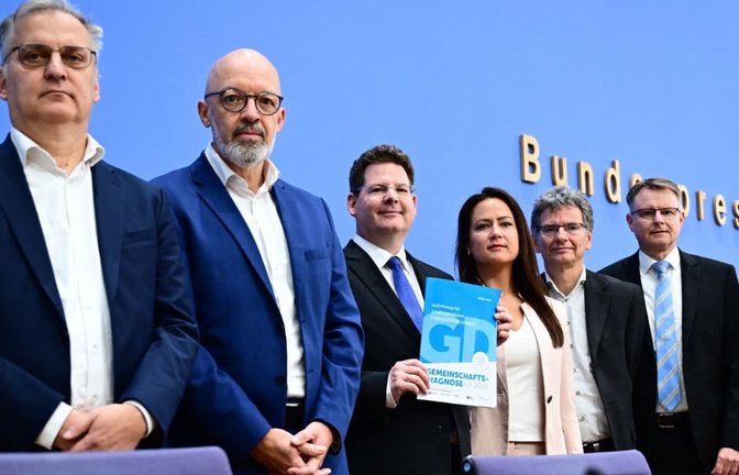 Stellten in Berlin die Gemeinschaftsdiagnose vor (von links): Torsten Schmidt (RWI – Leibniz-Institut für Wirtschaftsforschung), Timo Wollmershäuser (Ifo Institut), Oliver Holtemöller (Leibniz-Institut für Wirtschaftsforschung Halle, IWH), Geraldine Dany-Knedlik (Deutsches Institut für Wirtschaftsforschung, DIW Berlin), Axel Lindner (Leibniz-Institut für Wirtschaftsforschung Halle, IWH) und Stefan Kooths (Kiel Institut für Weltwirtschaft).<span class='image-autor'>Sebastian Gollnow/dpa</span>