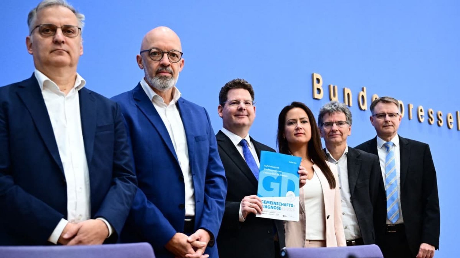 Stellten in Berlin die Gemeinschaftsdiagnose vor (von links): Torsten Schmidt (RWI – Leibniz-Institut für Wirtschaftsforschung), Timo Wollmershäuser (Ifo Institut), Oliver Holtemöller (Leibniz-Institut für Wirtschaftsforschung Halle, IWH), Geraldine Dany-Knedlik (Deutsches Institut für Wirtschaftsforschung, DIW Berlin), Axel Lindner (Leibniz-Institut für Wirtschaftsforschung Halle, IWH) und Stefan Kooths (Kiel Institut für Weltwirtschaft).Sebastian Gollnow/dpa Stellten in Berlin die Gemeinschaftsdiagnose vor (von links): Torsten Schmidt (RWI – Leibniz-Institut für Wirtschaftsforschung), Timo Wollmershäuser (Ifo Institut), Oliver Holtemöller (Leibniz-Institut für Wirtschaftsforschung Halle, IWH), Geraldine Dany-Knedlik (Deutsches Institut für Wirtschaftsforschung, DIW Berlin), Axel Lindner (Leibniz-Institut für Wirtschaftsforschung Halle, IWH) und Stefan Kooths (Kiel Institut für Weltwirtschaft).Sebastian Gollnow/dpa