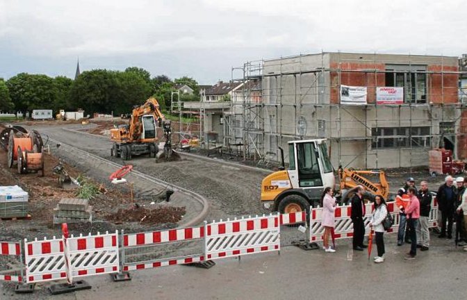 Wie ist der Stand beim Baugebiet „Nördlich der Gustav-Freytag-Straße“ in Illingen? Mitglieder des Technischen Ausschuss schauen sich die Fortschritte an.  Foto: Arning