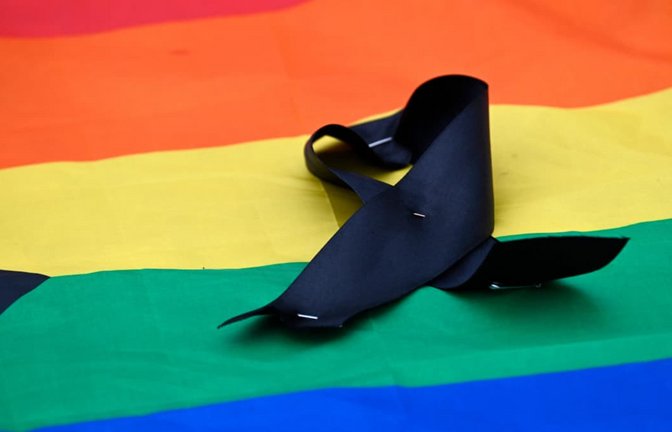 Trauer am Tag, an dem der Berliner Christopher Street eigentlich in seinen zweiten Tag starten sollte: Eine Regenbogenflagge mit einer Trauerschleife am Sonntag vor dem Brandenbueger Tor.<span class='image-autor'>RALF HIRSCHBERGER/afp</span>