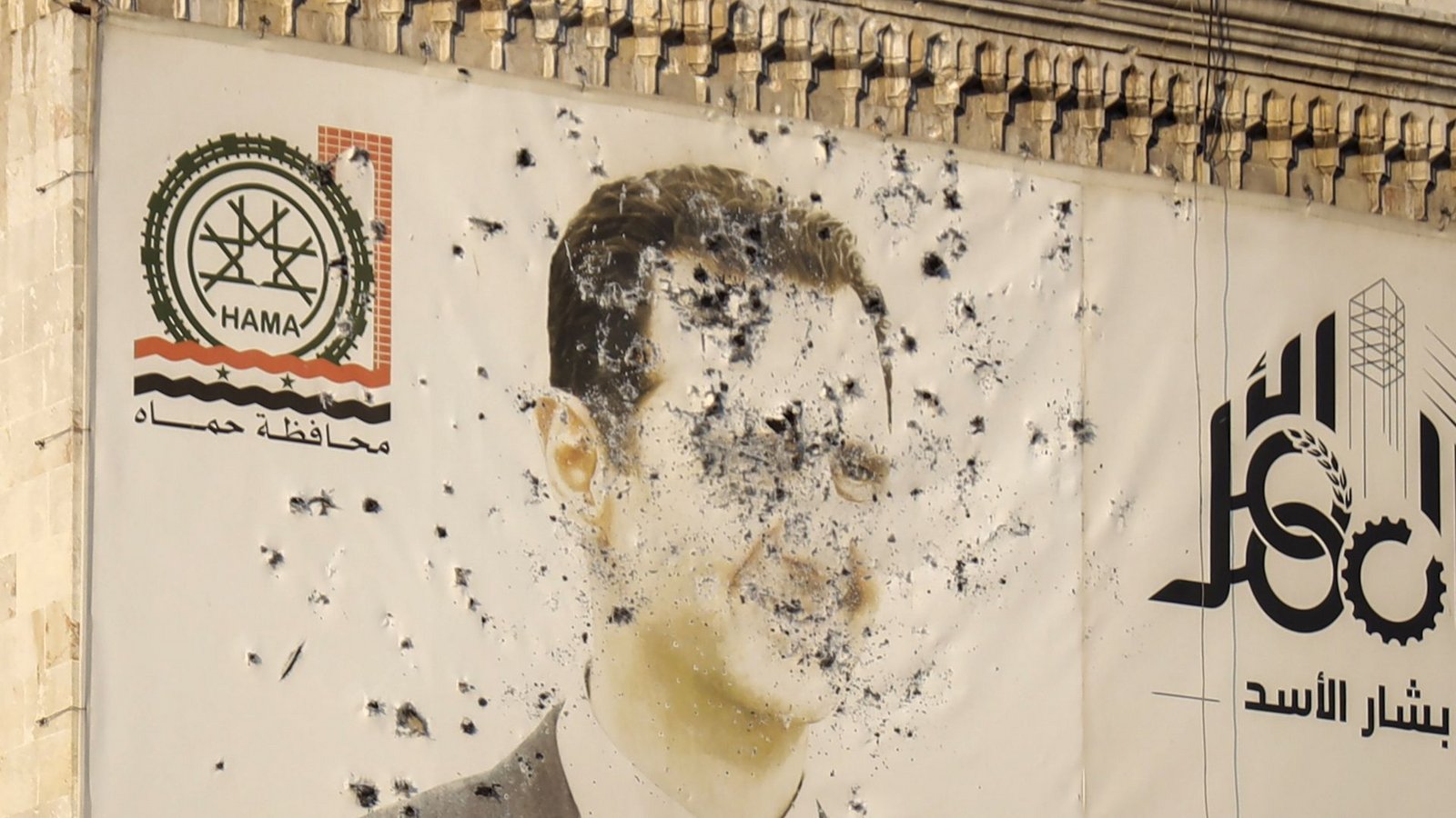 Ein Bild des syrischen Präsidenten Baschar al-Assad in der Stadt Hama, durchlöchert von Kugeln.Foto: dpa/Omar Albam Ein Bild des syrischen Präsidenten Baschar al-Assad in der Stadt Hama, durchlöchert von Kugeln.Foto: dpa/Omar Albam