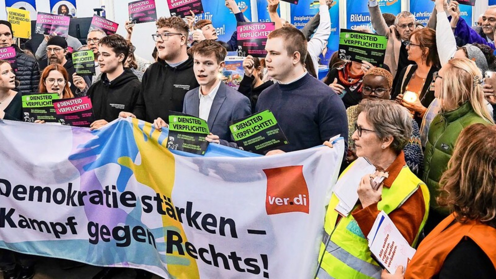 Die Protestierenden finden, die AfD habe auf der Didacta nichts verloren. Die Aktion verlief friedlich.Foto: /Lichtgut/Ferdinando Iannone Die Protestierenden finden, die AfD habe auf der Didacta nichts verloren. Die Aktion verlief friedlich.Foto: /Lichtgut/Ferdinando Iannone