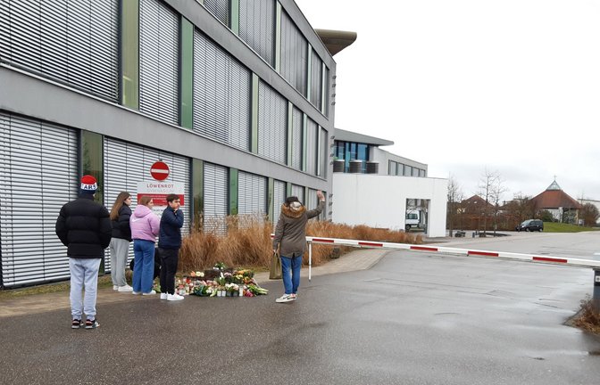 Schülerinnen und Schüler trauern um das Opfer, eine junge Frau.<span class='image-autor'>Foto: STZN/Jutisz</span>