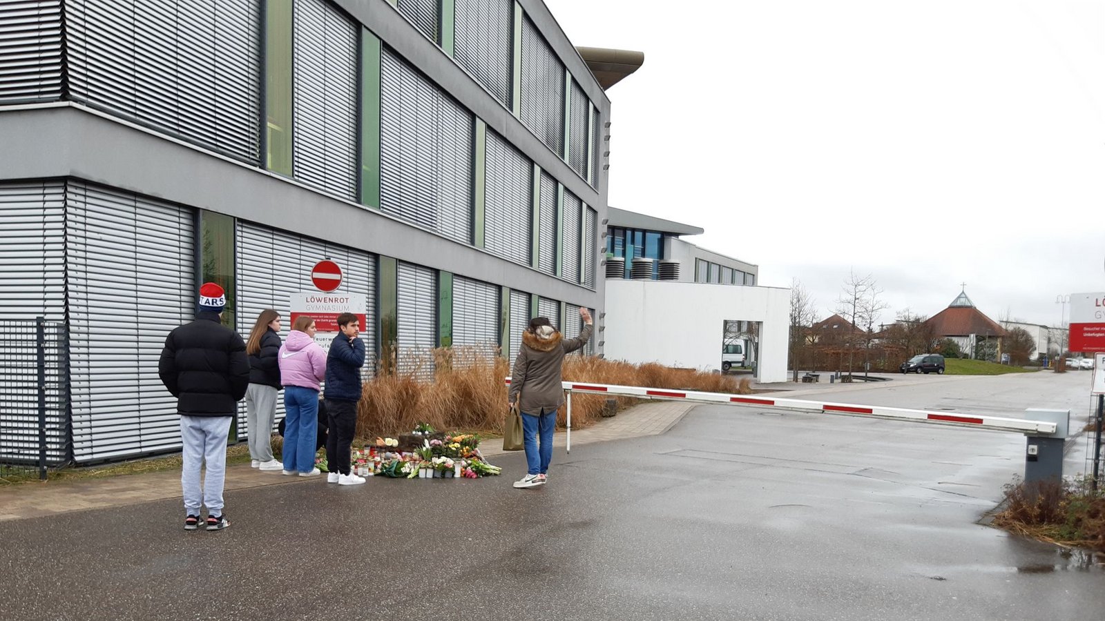Schülerinnen und Schüler trauern um das Opfer, eine junge Frau.Foto: STZN/Jutisz Schülerinnen und Schüler trauern um das Opfer, eine junge Frau.Foto: STZN/Jutisz