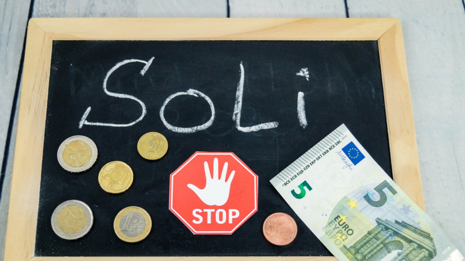 Nur noch wenige Menschen bezahlen den Soli in Deutschland.Foto: Steidi / shutterstock.com