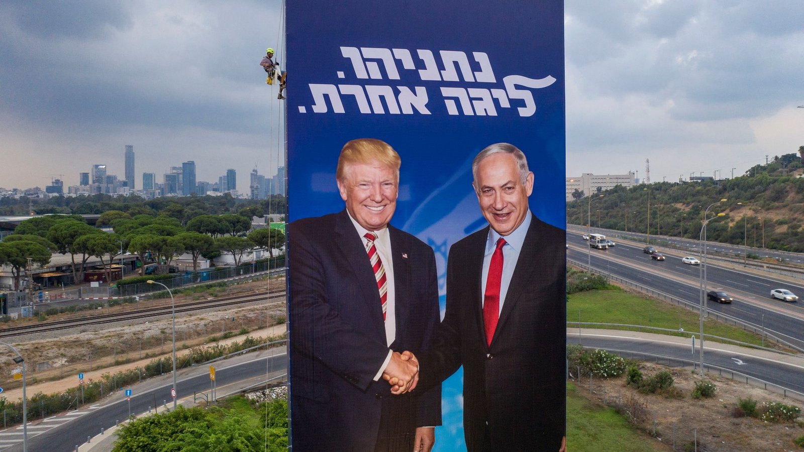 Wahlkampfplakat der rechtskonservativen Likud-Partei aus dem Jahre 2019, das den Ministerpräsidenten Benjamin Netanjahu (r) und US-Präsident Donald Trump zeigt. (Archivbild)Foto: Oded Balilty/AP/dpa Wahlkampfplakat der rechtskonservativen Likud-Partei aus dem Jahre 2019, das den Ministerpräsidenten Benjamin Netanjahu (r) und US-Präsident Donald Trump zeigt. (Archivbild)Foto: Oded Balilty/AP/dpa