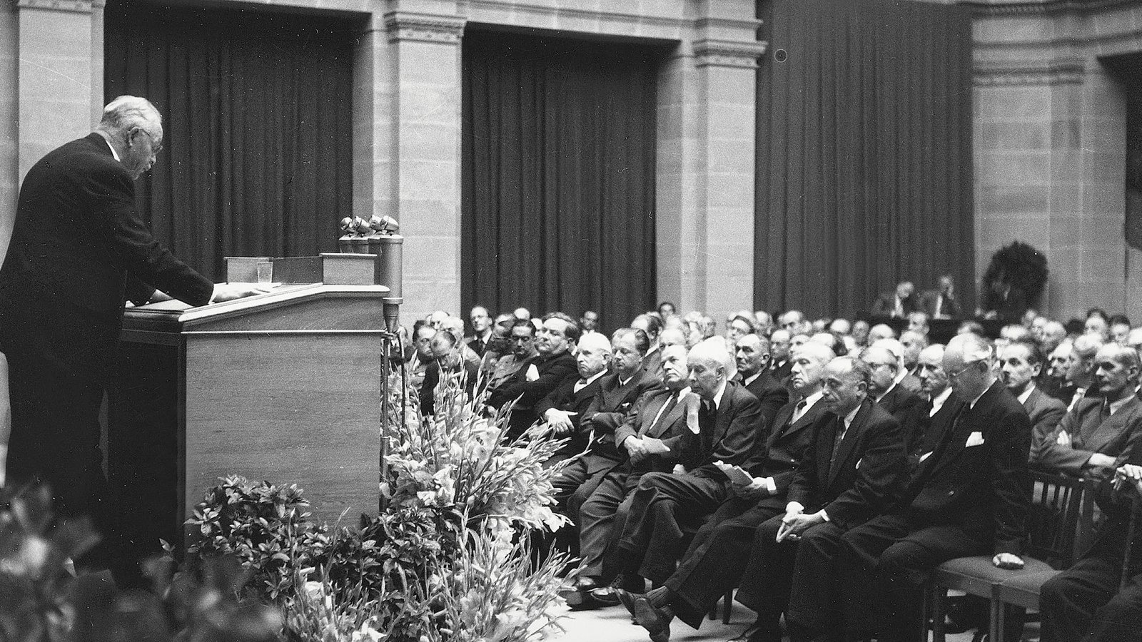Fast nur Männer: der Parlamentarische Rat von 1948/49 zur Eröffnung im Bonner Museum König. Hier spricht Christian Stock, damaliger Ministerpräsident von Hessen.Foto: ullstein bild/HDG Bonn