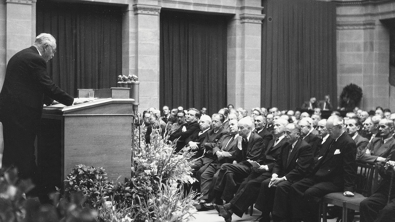 Fast nur Männer: der Parlamentarische Rat von 1948/49 zur Eröffnung im Bonner Museum König. Hier spricht Christian Stock, damaliger Ministerpräsident von Hessen.Foto: ullstein bild/HDG Bonn Fast nur Männer: der Parlamentarische Rat von 1948/49 zur Eröffnung im Bonner Museum König. Hier spricht Christian Stock, damaliger Ministerpräsident von Hessen.Foto: ullstein bild/HDG Bonn