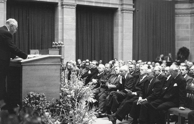 Fast nur Männer: der Parlamentarische Rat von 1948/49 zur Eröffnung im Bonner Museum König. Hier spricht Christian Stock, damaliger Ministerpräsident von Hessen.<span class='image-autor'>Foto: ullstein bild/HDG Bonn</span>