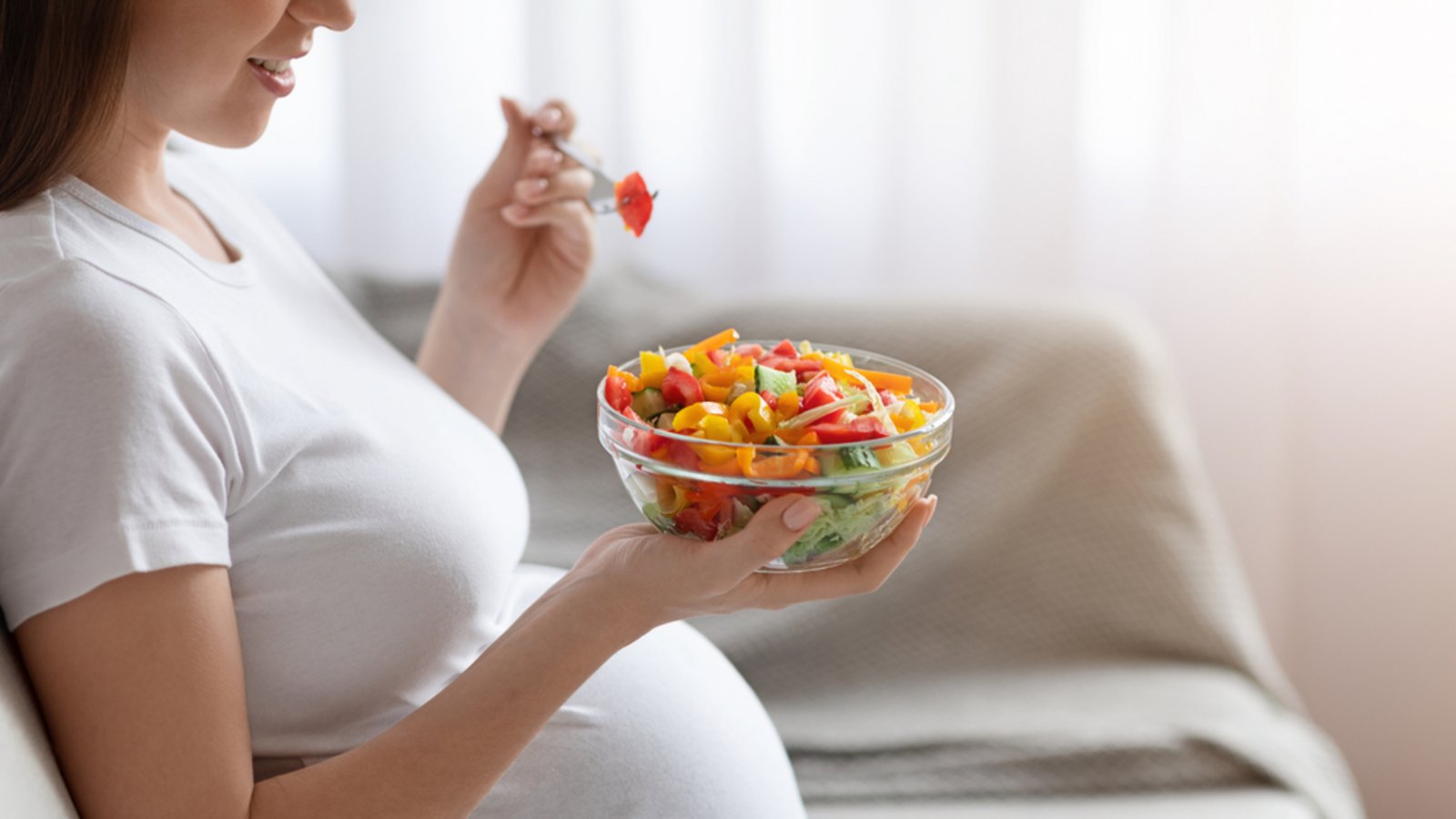 Was darf man während der Schwangerschaft nicht essen?Foto: Prostock-studio/Shutterstock
