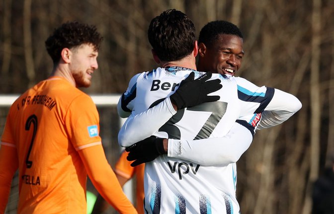 Abdoulie Mboob (re.) bejubelt gemeinsam mit Flamur Berisha eines der sechs Kickers-Tore gegen den 1. CfR Pforzheim.<span class='image-autor'>Foto: Baumann/Julia Rahn</span>