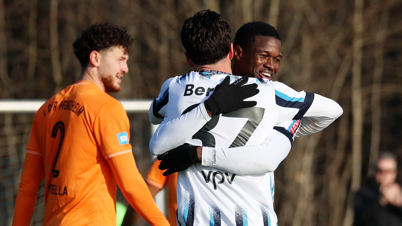 Abdoulie Mboob (re.) bejubelt gemeinsam mit Flamur Berisha eines der sechs Kickers-Tore gegen den 1. CfR Pforzheim.Foto: Baumann/Julia Rahn Abdoulie Mboob (re.) bejubelt gemeinsam mit Flamur Berisha eines der sechs Kickers-Tore gegen den 1. CfR Pforzheim.Foto: Baumann/Julia Rahn