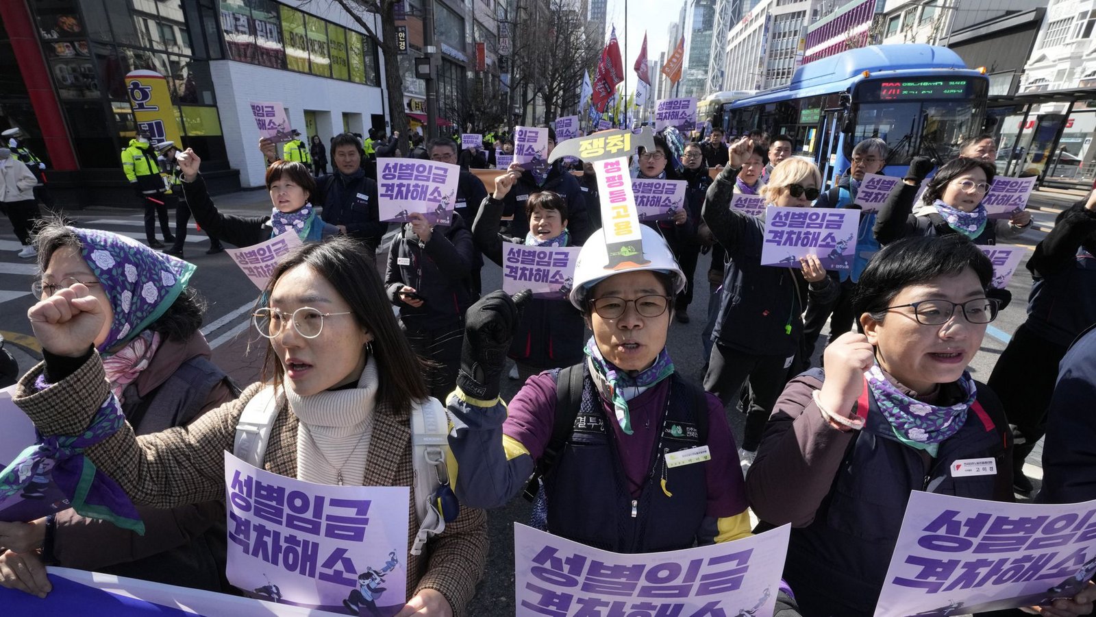 Koreanische Gewerkschafterinnen marschieren während einer Kundgebung in der südkoreanischen Hauptstadt Seoul.Foto: dpa/Ahn Young-joon Koreanische Gewerkschafterinnen marschieren während einer Kundgebung in der südkoreanischen Hauptstadt Seoul.Foto: dpa/Ahn Young-joon
