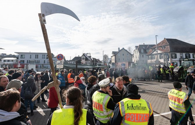 Am Politischen Aschermittwoch hat in Biberach vor der Stadthalle eine aufgeheizte Stimmung geherrscht.<span class='image-autor'>Foto: dpa/Silas Stein</span>