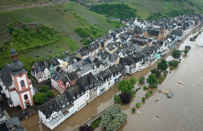 Große Teile der Altstadt von Zell an der Mosel stehen unter Wasser.<span class='image-autor'>Foto: Thomas Frey/dpa</span>
