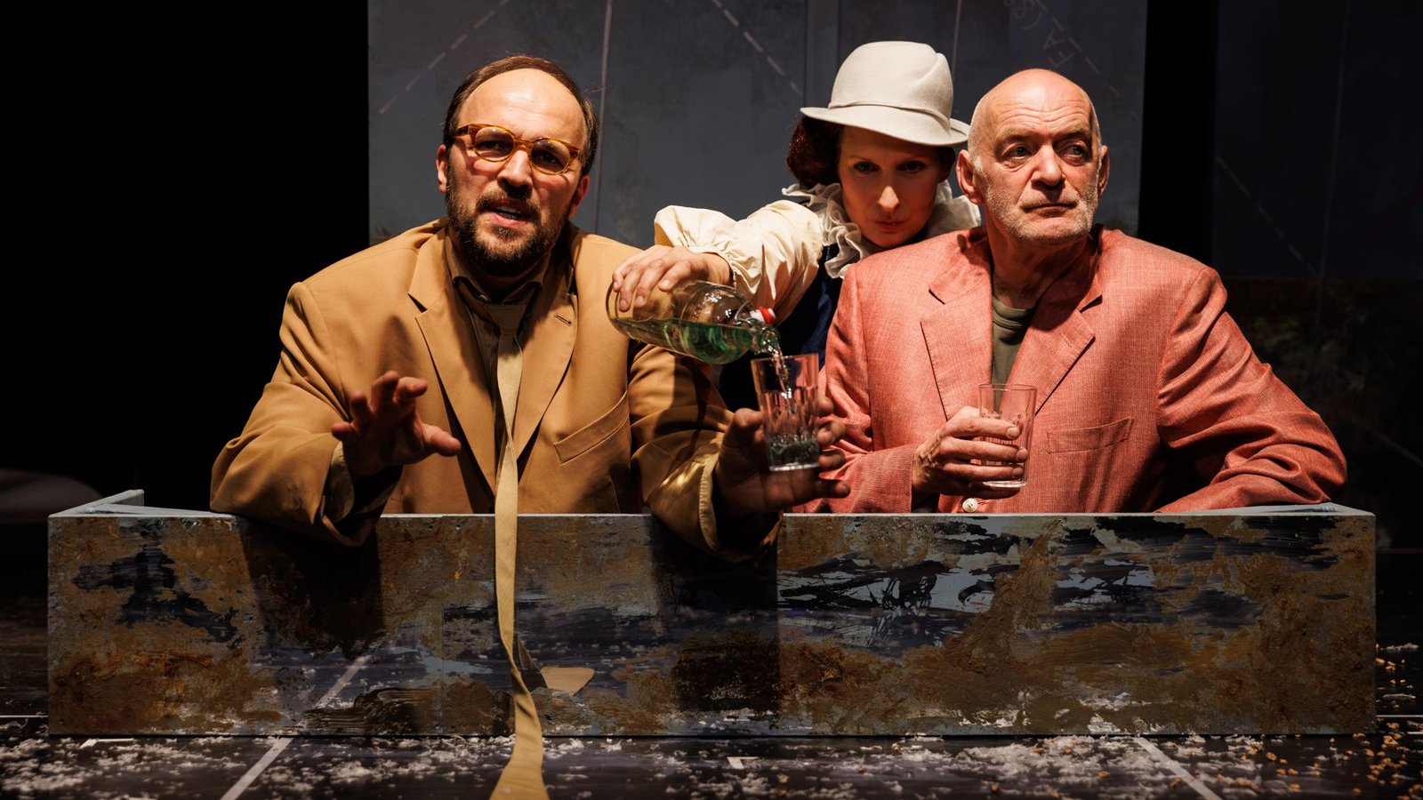 Moritz Brendel (re.) und Sebastian Schäfer (li.) mit Caroline Sessler in einer Szene von „Heimsuchung“Foto: Jeanette Bak Moritz Brendel (re.) und Sebastian Schäfer (li.) mit Caroline Sessler in einer Szene von „Heimsuchung“Foto: Jeanette Bak