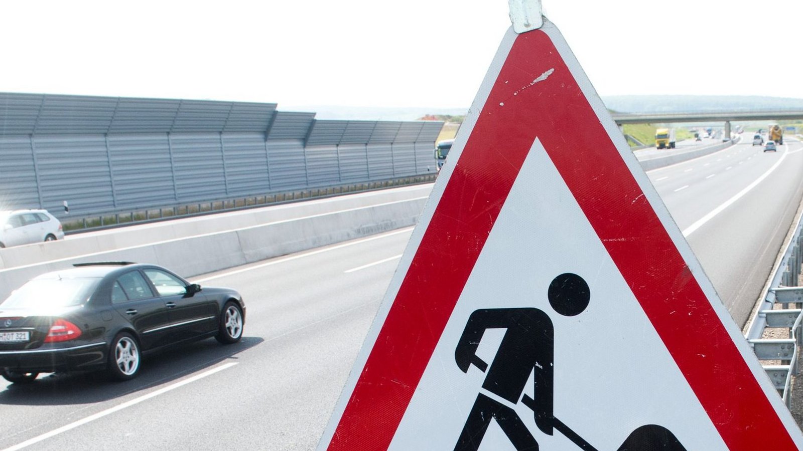 Gewohnter Anblick: Ein Schild warnt vor Baustellen an den Autobahnen im Land.Foto: Julian /Stratenschulte Gewohnter Anblick: Ein Schild warnt vor Baustellen an den Autobahnen im Land.Foto: Julian /Stratenschulte