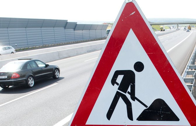 Gewohnter Anblick: Ein Schild warnt vor Baustellen an den Autobahnen im Land.<span class='image-autor'>Foto: Julian /Stratenschulte</span>