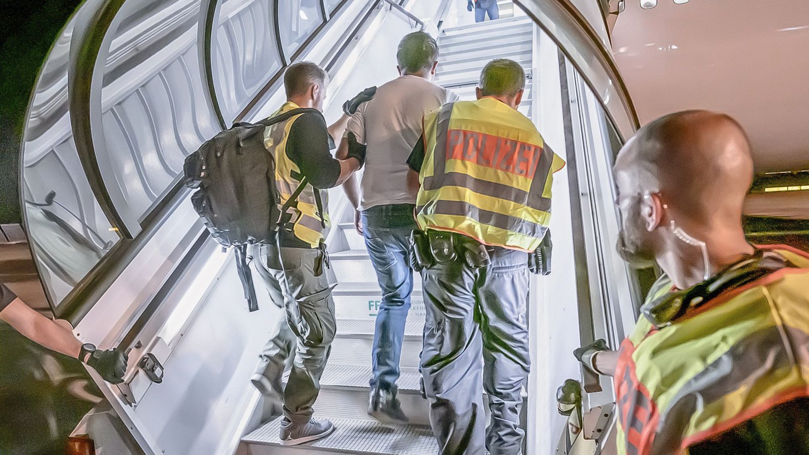 Aus den Reihen der Grünen wird ein Stopp von Abschiebungen in die Türkei gefordert (Symbolfoto).Foto: dpa/Michael Kappeler Aus den Reihen der Grünen wird ein Stopp von Abschiebungen in die Türkei gefordert (Symbolfoto).Foto: dpa/Michael Kappeler