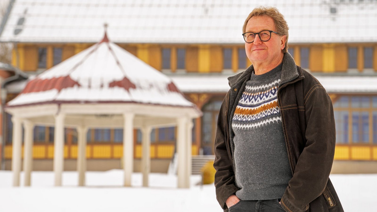 Joachim Lenk vor dem Württemberg-Palais im Alten Lager in Münsingen: Früher war hier das Offizierskasino untergebracht.Foto: Faltin