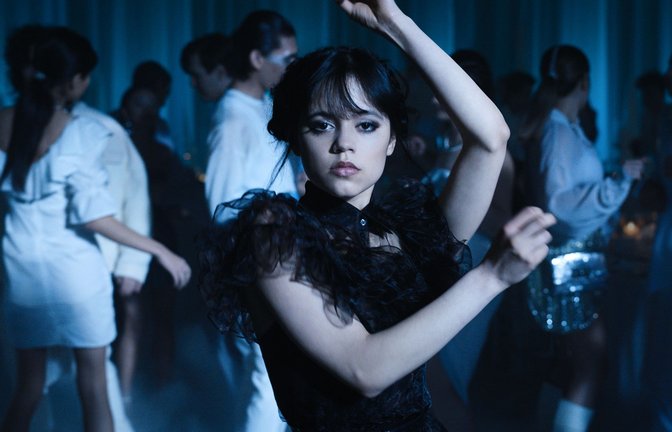 Jenna Ortega als Wednesday Addams in einer Tanzszene der Netflix-Serie "Wednesday".<span class='image-autor'>Foto: -/W Courtesy of Netflix © 2022/dpa</span>