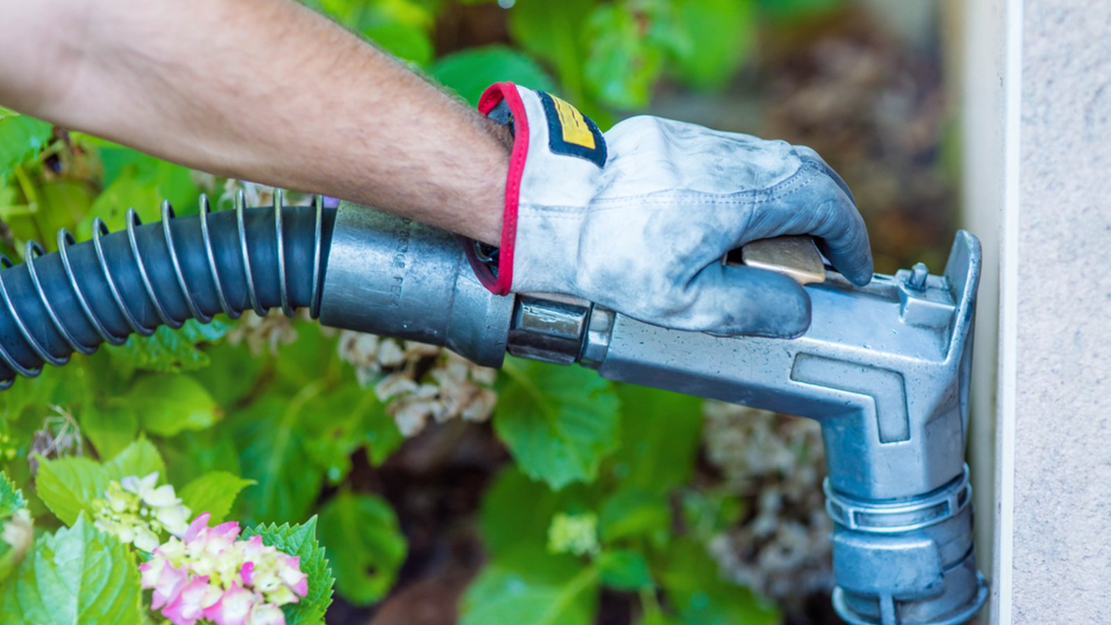 Die Bundesregierung senkt die Mineralölsteuer für Diesel und Benzin. Doch gilt die Steuersenkung auch für Heizöl? Hier erfahren Sie die Antwort.Foto: ID-VIDEO / Shutterstock.com