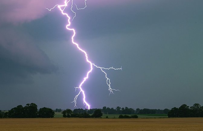 Neue Gewitter können bereits am Dienstag wieder aufziehen (SymbolbildI)<span class='image-autor'>Foto: Patrick Pleul/dpa</span>