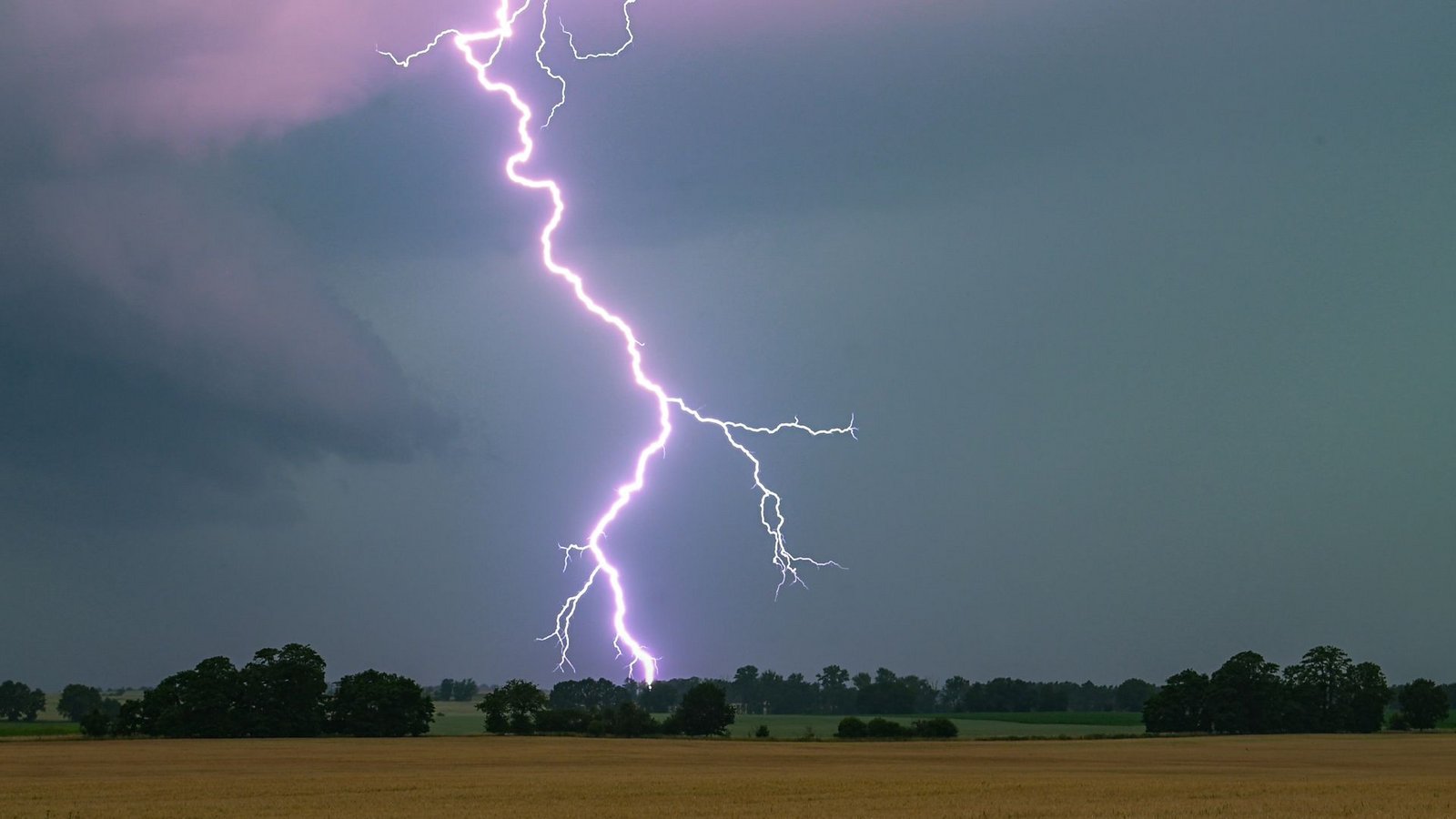 Neue Gewitter können bereits am Dienstag wieder aufziehen (SymbolbildI)Foto: Patrick Pleul/dpa Neue Gewitter können bereits am Dienstag wieder aufziehen (SymbolbildI)Foto: Patrick Pleul/dpa