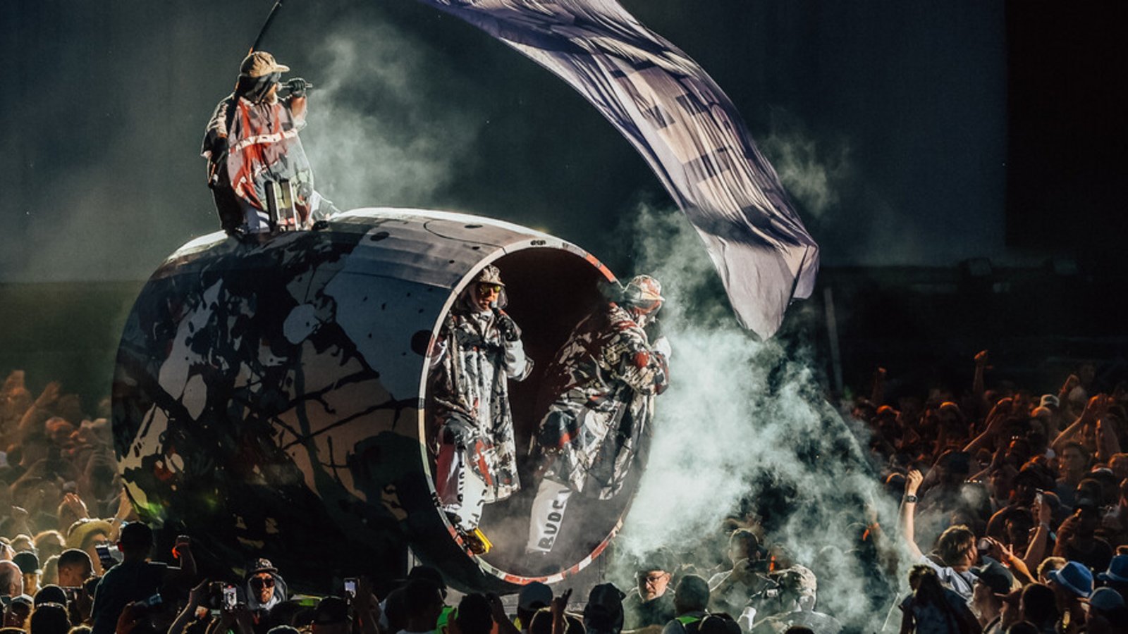 Einer der Höhepunkte am Freitag: die Hip-Hop-Elektropunks von Deichkind lassen sich bei „Roll das Fass rein“ durchs Publikum treiben.Foto: Lichtgut/Christoph Schmidt Einer der Höhepunkte am Freitag: die Hip-Hop-Elektropunks von Deichkind lassen sich bei „Roll das Fass rein“ durchs Publikum treiben.Foto: Lichtgut/Christoph Schmidt