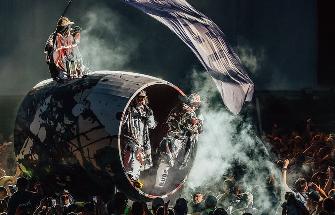 Einer der Höhepunkte am Freitag: die Hip-Hop-Elektropunks von Deichkind lassen sich bei „Roll das Fass rein“ durchs Publikum treiben.<span class='image-autor'>Foto: Lichtgut/Christoph Schmidt</span>