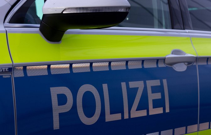 Die Polizei sucht nach einem Mann, der betrunken  eine Frau angegriffen hat (Symbolbild).<span class='image-autor'>Foto: imago images/Fotostand/Fotostand</span>