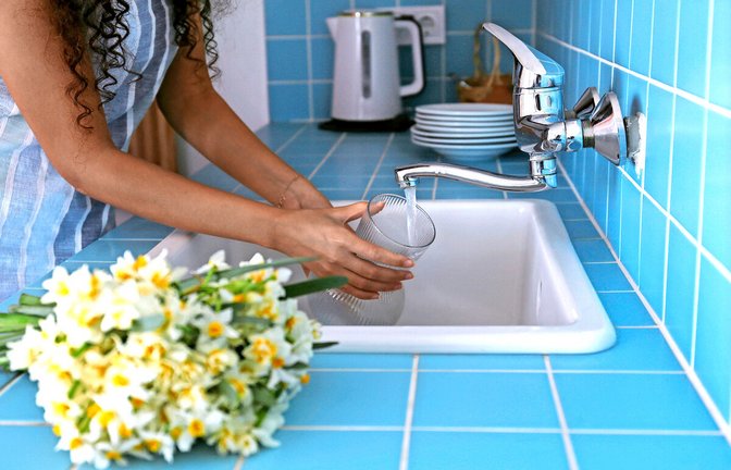 Je nach Wohnort kostet Trinkwasser unterschiedlich viel. Bereits benachbarte Gemeinden könnten starke Preisunterschiede haben. (Symbolbild)Je nach Wohnort kostet Trinkwasser unterschiedlich viel. Bereits benachbarte Gemeinden könnten starke Preisunterschiede haben. (Symbolbild)<span class='image-autor'>Foto: imago//Evrymmnt</span>