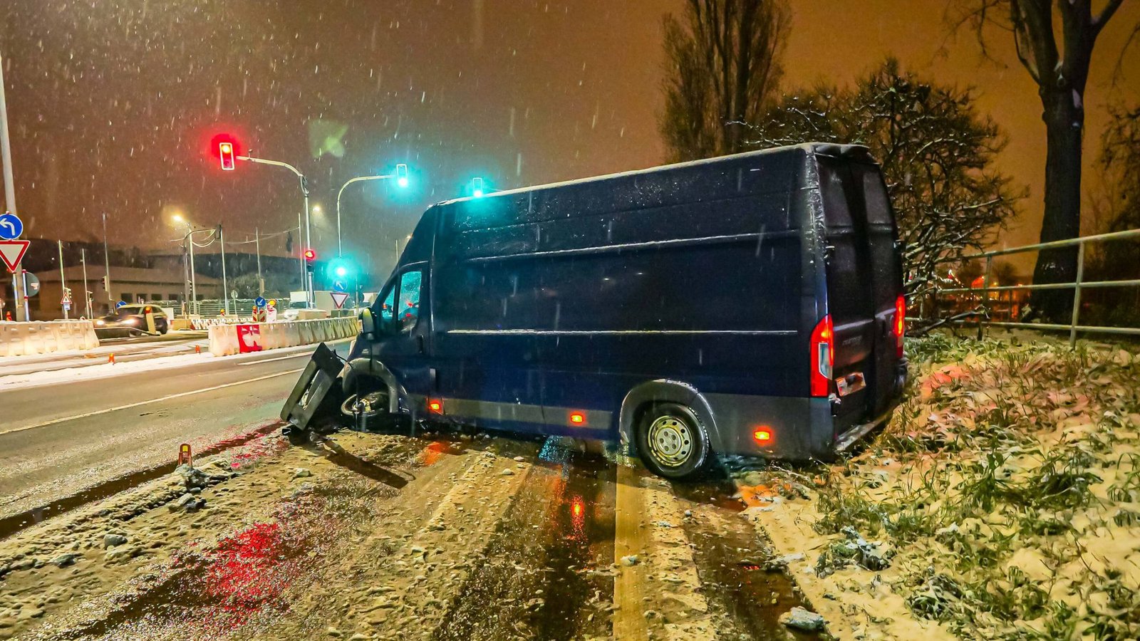 Für diesen Transporter endete seine nächtliche Fahrt mit einem Unfall.Foto: 7aktuell.de/Alexander Hald Für diesen Transporter endete seine nächtliche Fahrt mit einem Unfall.Foto: 7aktuell.de/Alexander Hald