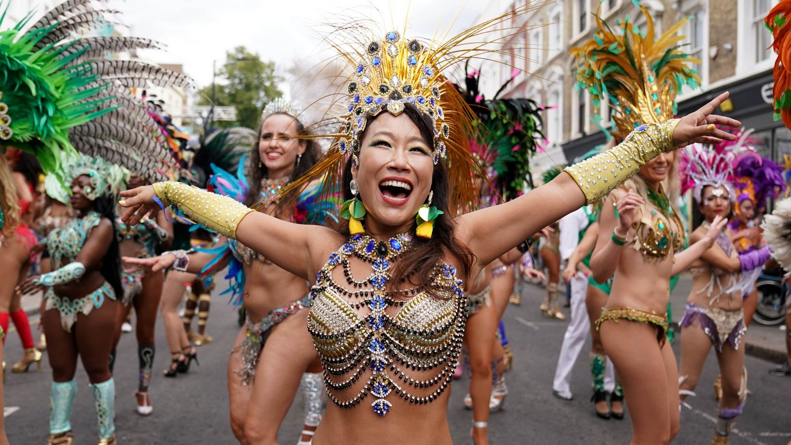 London – Darstellerinnen nehmen am 29. August 2022 am Notting Hill Carnival teil: Der Notting Hill Carnival ist eine mehrtägige Veranstaltung unter freiem Himmel, die jährlich am letzten Augustwochenende im Stadtteil Notting Hill stattfindet. Der Carnival zieht bis zu zwei Millionen Teilnehmer und Schaulustige an und ist damit eine der größten Massenveranstaltungen in Europa.Foto: Kirsty O'connor/dpa London – Darstellerinnen nehmen am 29. August 2022 am Notting Hill Carnival teil: Der Notting Hill Carnival ist eine mehrtägige Veranstaltung unter freiem Himmel, die jährlich am letzten Augustwochenende im Stadtteil Notting Hill stattfindet. Der Carnival zieht bis zu zwei Millionen Teilnehmer und Schaulustige an und ist damit eine der größten Massenveranstaltungen in Europa.Foto: Kirsty O'connor/dpa