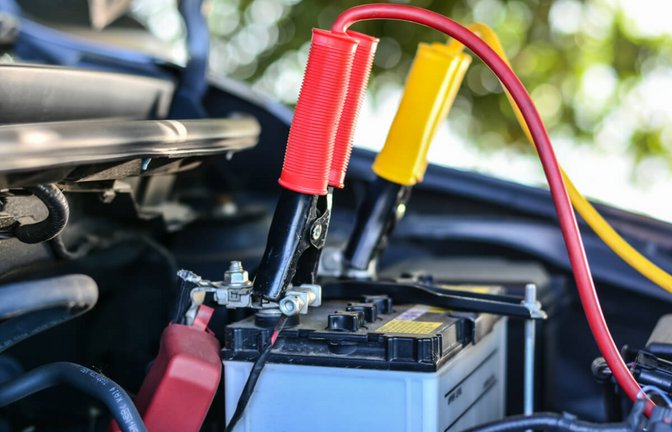 Erfahren Sie, wie lange Autobatterien in der Regel halten. Alle Infos zur Haltbarkeit mit & ohne Laden bei Kurzstrecken im Autokino etc. & wie Sie die Lebensdauer verlängern.<span class='image-autor'>Foto: cc7 / Shutterstock.com</span>