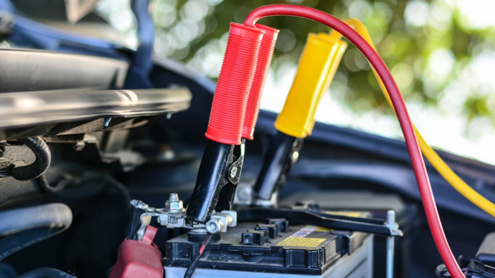 Erfahren Sie, wie lange Autobatterien in der Regel halten. Alle Infos zur Haltbarkeit mit & ohne Laden bei Kurzstrecken im Autokino etc. & wie Sie die Lebensdauer verlängern.Foto: cc7 / Shutterstock.com