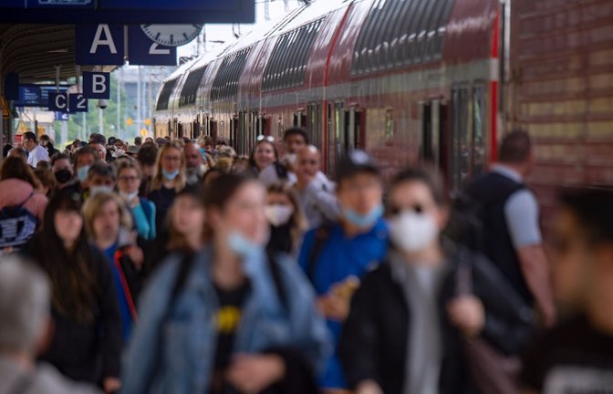 Menschenmassen am Bahnsteig, während der Zeit des 9-Euro-Tickets im vergangenen Sommer.<span class='image-autor'>Foto: picture alliance/dpa/Stefan Sauer</span>