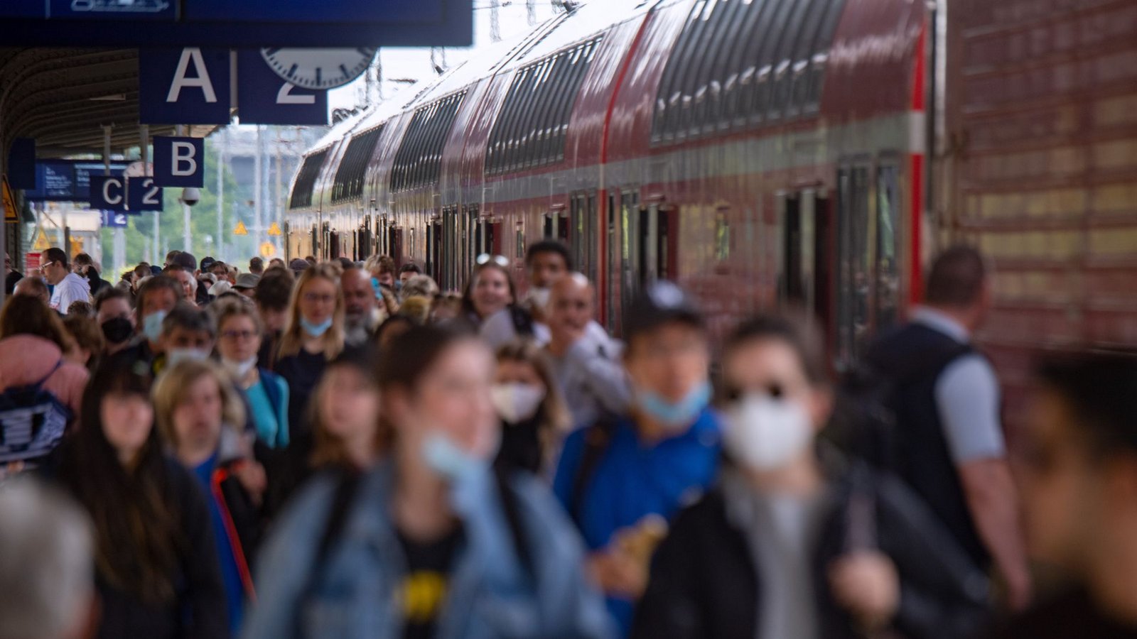 Menschenmassen am Bahnsteig, während der Zeit des 9-Euro-Tickets im vergangenen Sommer.Foto: picture alliance/dpa/Stefan Sauer Menschenmassen am Bahnsteig, während der Zeit des 9-Euro-Tickets im vergangenen Sommer.Foto: picture alliance/dpa/Stefan Sauer