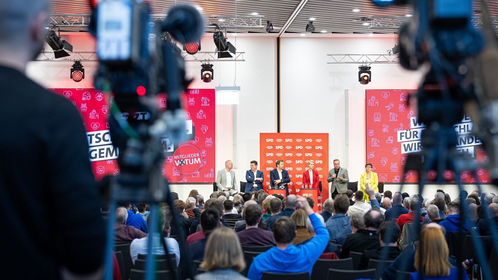 Die SPD-Parteispitze wirbt bei einer Versammlung für das „Ja“ zum Koalitionsvertrag.Foto: dpa/Moritz Frankenberg Die SPD-Parteispitze wirbt bei einer Versammlung für das „Ja“ zum Koalitionsvertrag.Foto: dpa/Moritz Frankenberg
