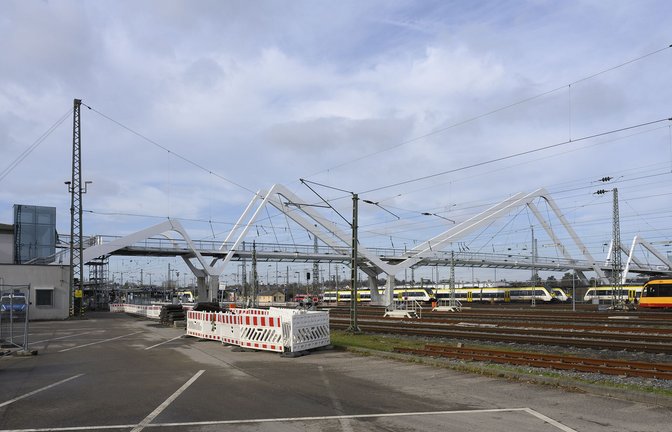 Schon während der Bauarbeiten traten an dem neuen Steg über die Gleise Risse auf.<span class='image-autor'>Foto: Stadtarchiv Heilbronn/Barbara Kimmerle</span>