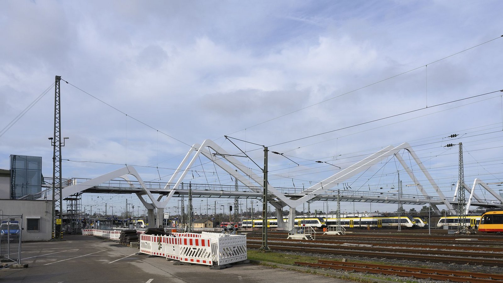 Schon während der Bauarbeiten traten an dem neuen Steg über die Gleise Risse auf.Foto: Stadtarchiv Heilbronn/Barbara Kimmerle Schon während der Bauarbeiten traten an dem neuen Steg über die Gleise Risse auf.Foto: Stadtarchiv Heilbronn/Barbara Kimmerle