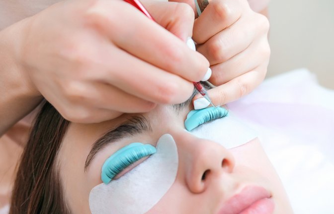 Versprechen wache Augen und einen schönen Wimpernaufschlag: Wimpernwellen und Wimpernliftings.<span class='image-autor'>Foto: lev.studio / shutterstock.com</span>
