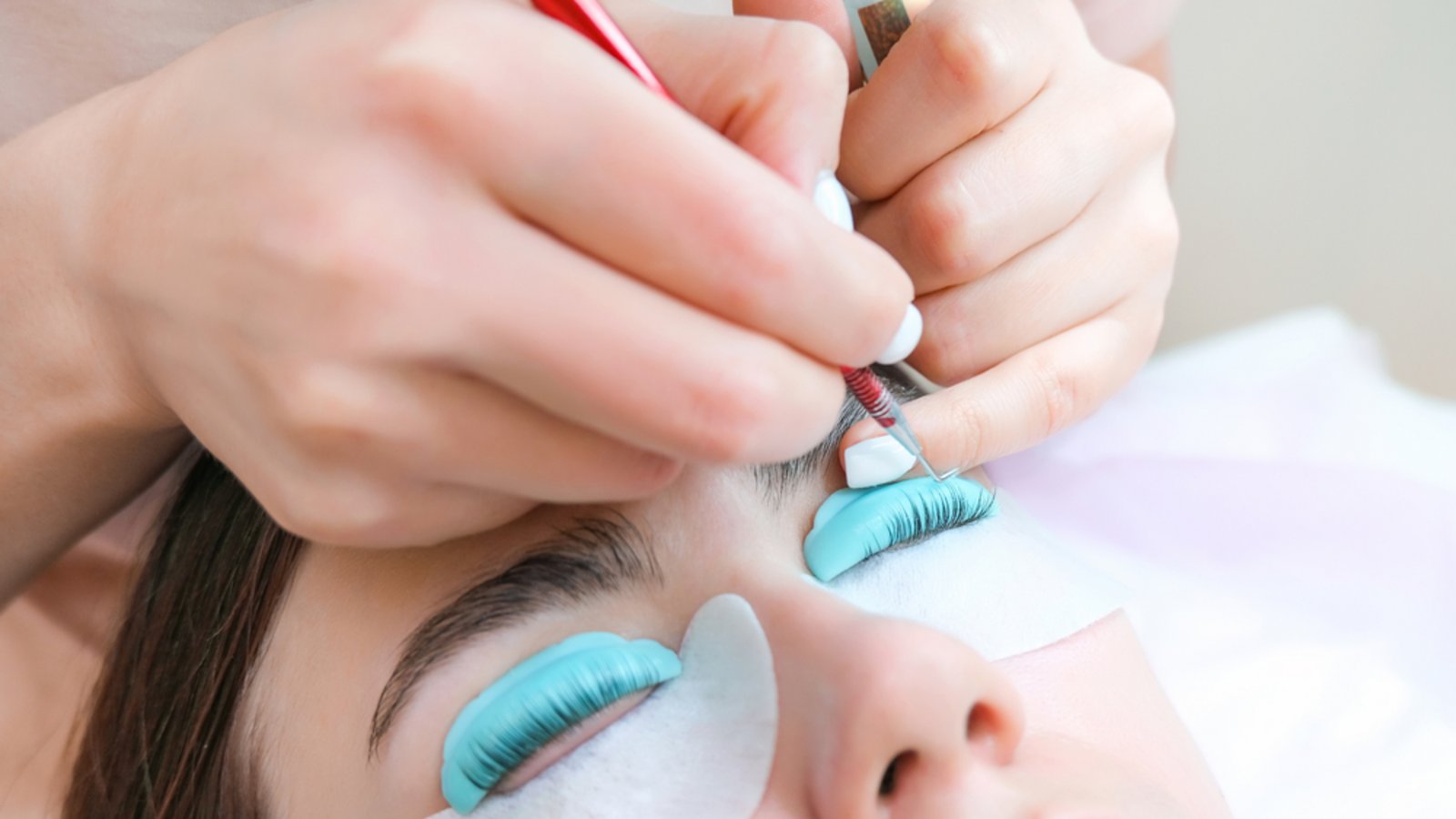 Versprechen wache Augen und einen schönen Wimpernaufschlag: Wimpernwellen und Wimpernliftings.Foto: lev.studio / shutterstock.com
