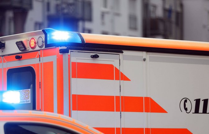Die Rettungskräfte brachten die Verletzten in ein nahe gelegnes Krankenhaus. (Symbolbild)<span class='image-autor'>Foto: imago/Steffen Schellhorn</span>