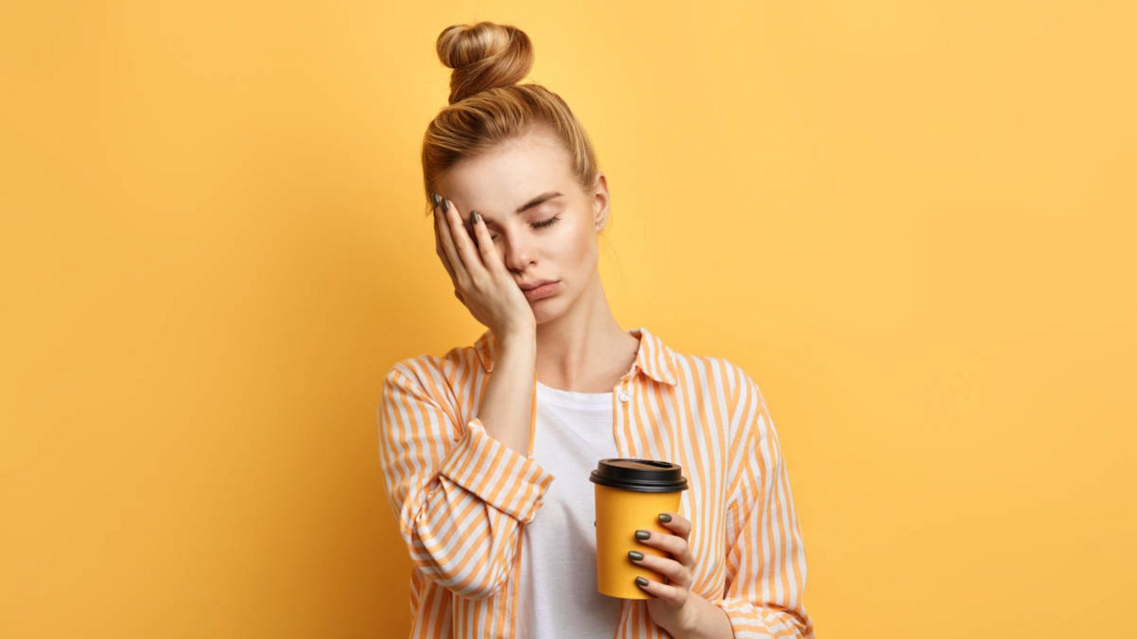 In diesem Artikel zeigen wir Ihnen 15 effektive Tipps und Tricks, um Müdigkeit zu überwinden und schnell wach zu werden.Foto: The Faces / Shutterstock.com In diesem Artikel zeigen wir Ihnen 15 effektive Tipps und Tricks, um Müdigkeit zu überwinden und schnell wach zu werden.Foto: The Faces / Shutterstock.com