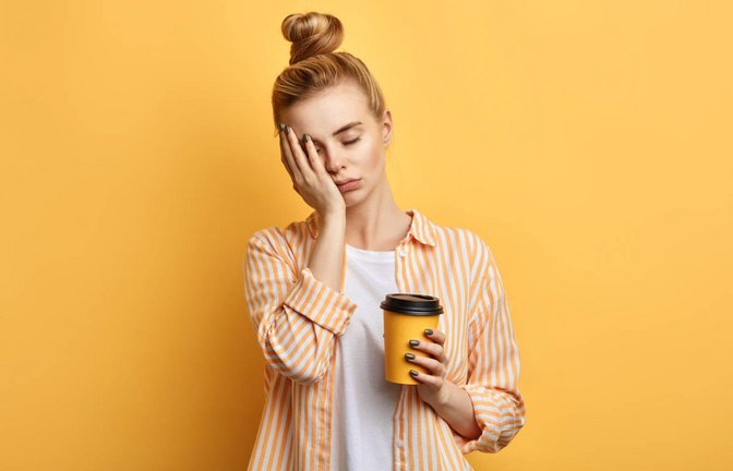 In diesem Artikel zeigen wir Ihnen 15 effektive Tipps und Tricks, um Müdigkeit zu überwinden und schnell wach zu werden.<span class='image-autor'>Foto: The Faces / Shutterstock.com</span>