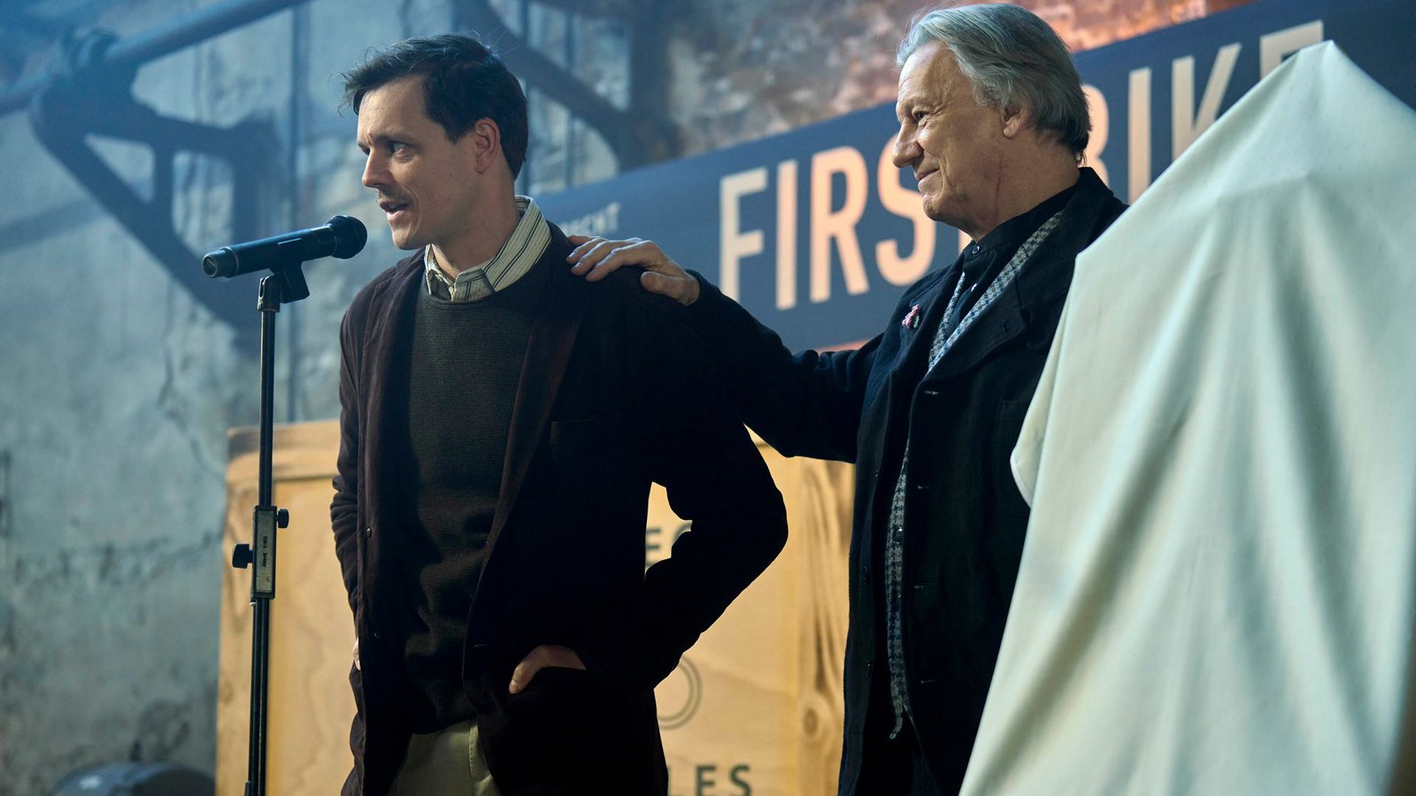 Kurt Hobrecht sen. (Hannes Hellmann,r.) und sein Sohn Konstantin Hobrecht (Franz Hartwig, l.) bei der Präsentation von Hobrechts „First Bike“Foto: WDR/Frank Dicks Kurt Hobrecht sen. (Hannes Hellmann,r.) und sein Sohn Konstantin Hobrecht (Franz Hartwig, l.) bei der Präsentation von Hobrechts „First Bike“Foto: WDR/Frank Dicks