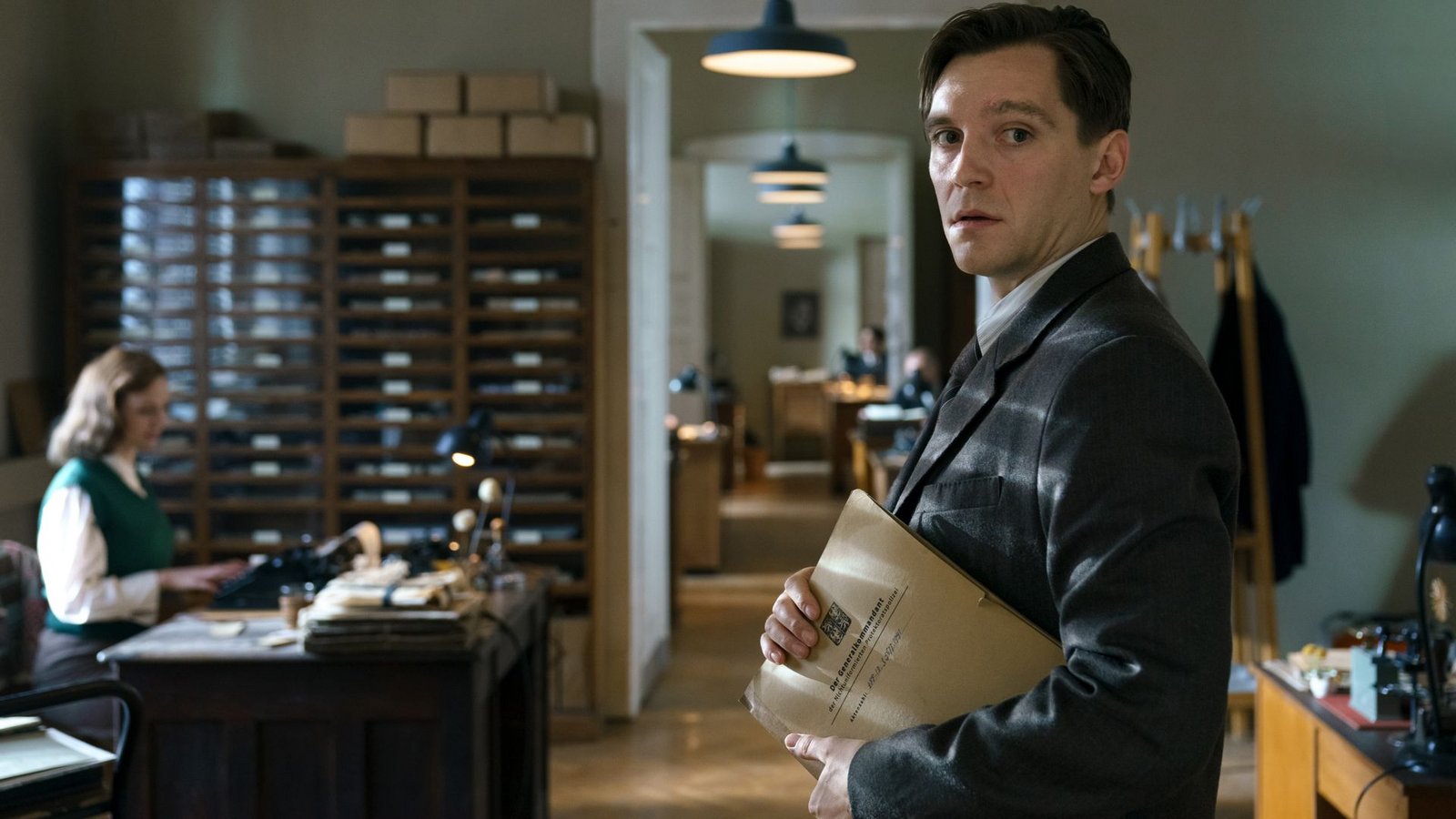 Jan Morava (Jonas Nay) muss sich bei der Mordermittlung  unter hohem Druck beweisen.Foto: ARD Degeto Film/NDR/Servus TV/Ca