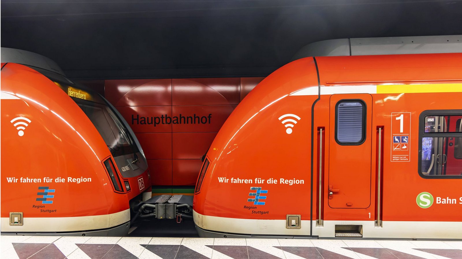 Eine S-Bahn am Hauptbahnhof. Beim Tarifkonflikt wurde eine Einigung erzielt (Symbolfoto).Foto: IMAGO/Arnulf Hettrich/IMAGO/Arnulf Hettrich